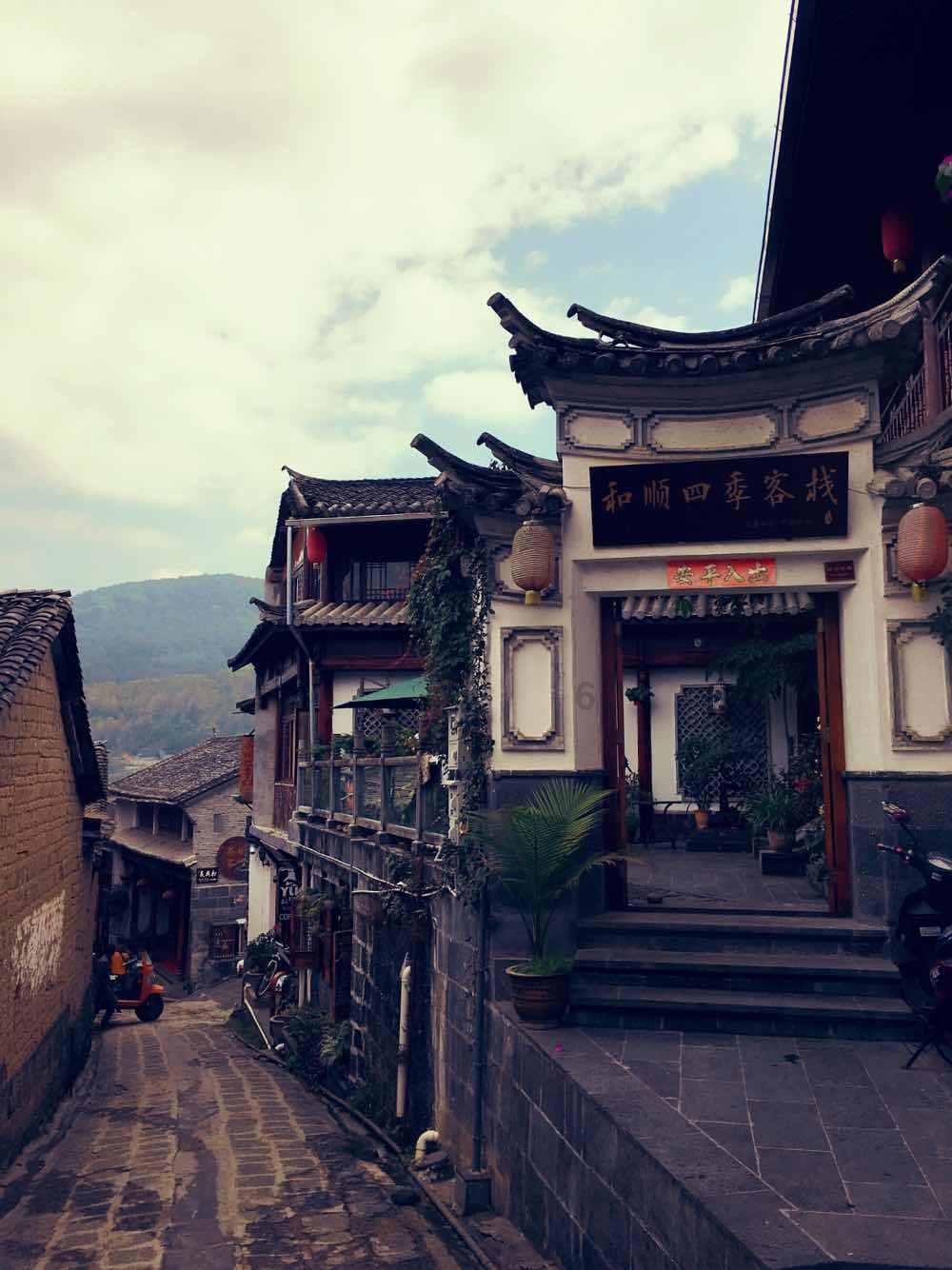救援困倦的男孩